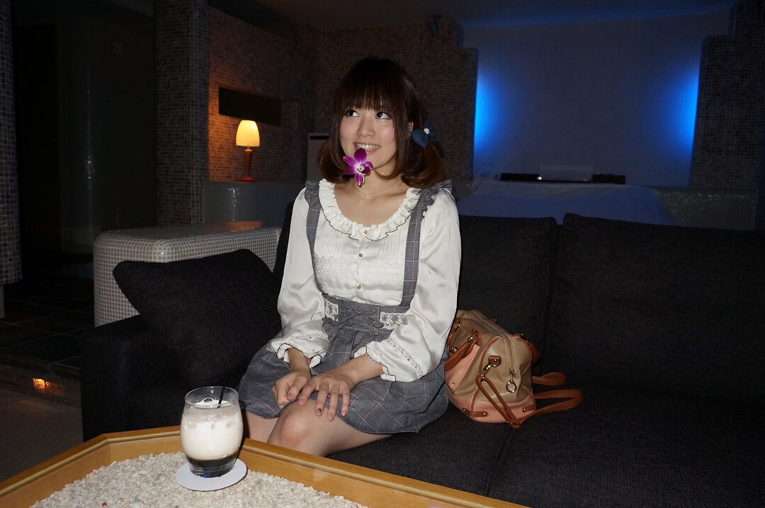 16P La vierge japonaise Tomoka Sakurai se déshabille et pose dans sa lingerie sexy