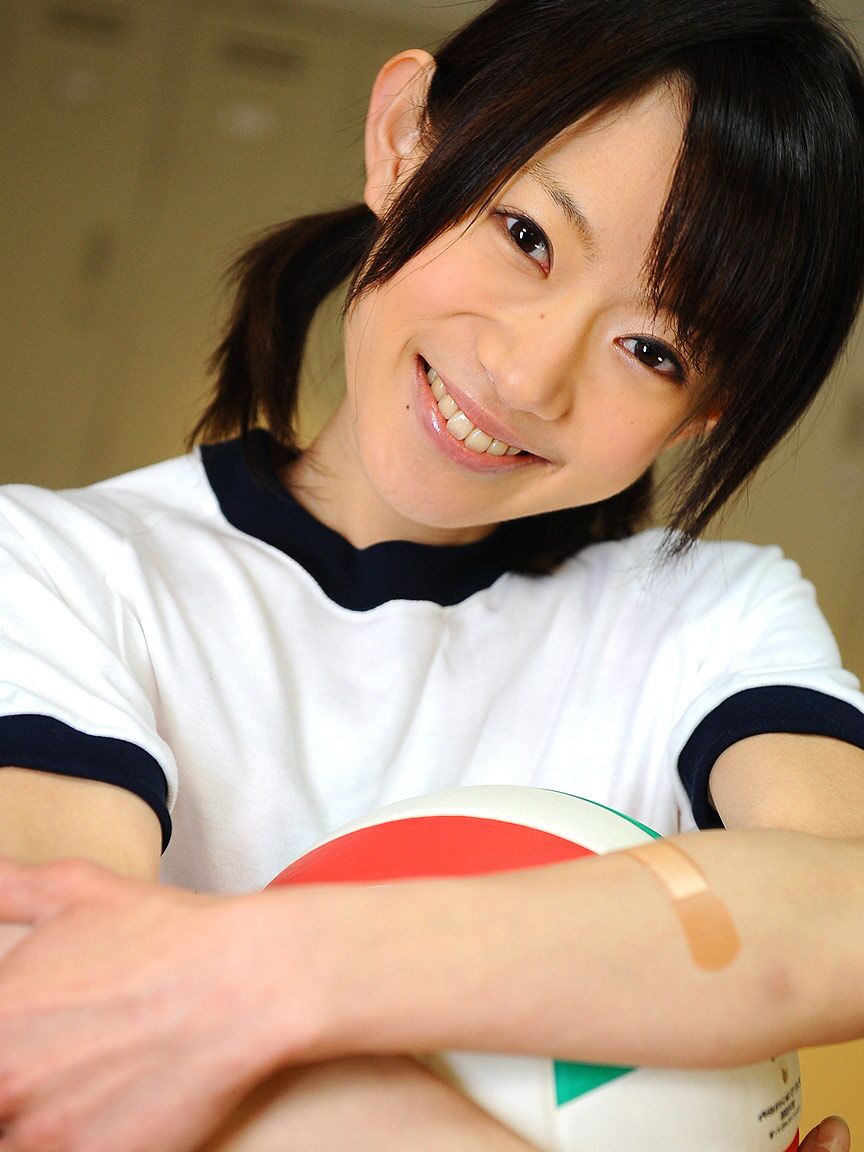 Die 12P asiatische Volleyballspielerin Aoba Ito nimmt nach einem intensiven Fick Sperma in den Mund