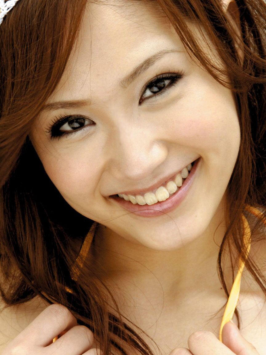 12P Petite senhora asiática Iori Mizuki montando paus grandes depois de brincadeiras excêntricas na água