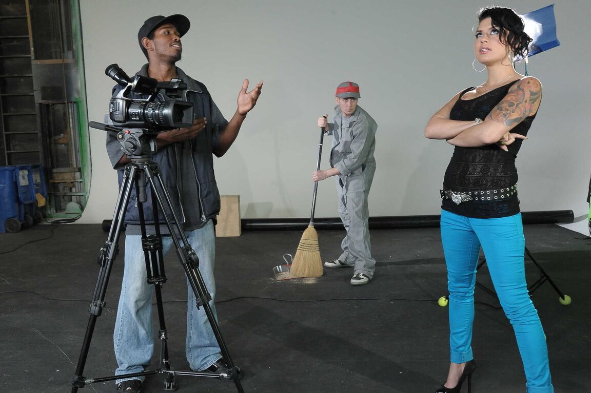 21P Estrellas porno como Big Eva Angelina, Johnny Sins