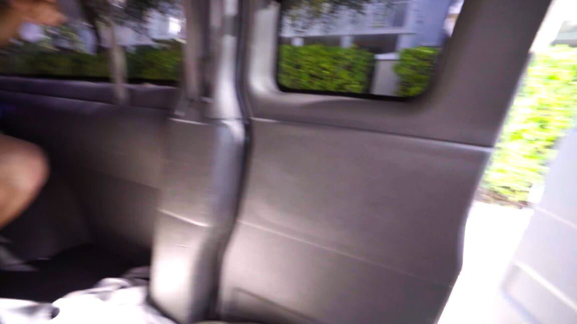 21P Skinny Teen Hailey Little bezahlt eine Taxifahrt mit einem Hardcore-Fick