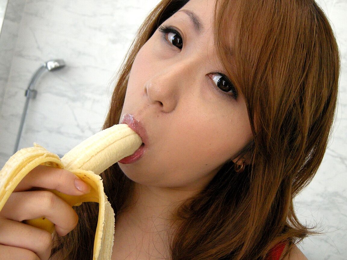 12P Das haarige asiatische Babe Yurina lutscht eine Banane