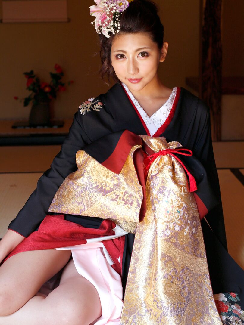21P セクシーなアジアの美女白鳥ゆなが着物を脱ぎ捨てておいしいボンデージに乗ります