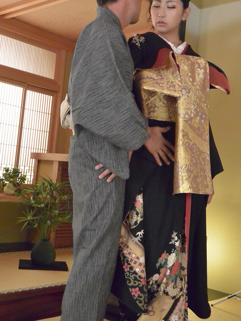 21P セクシーなアジアの美女白鳥ゆなが着物を脱ぎ捨てておいしいボンデージに乗ります