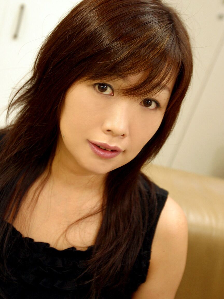 12P La MILF japonesa tetona Rui Ayukawa haciendo una paja con las tetas y follando a lo perrito