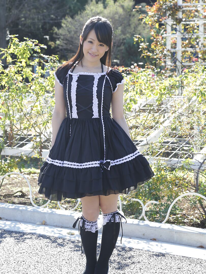 Die 21P-Asiatin Yui Kyono stellt ihren leckeren, zierlichen Arsch zur Schau, bevor sie geknallt wird