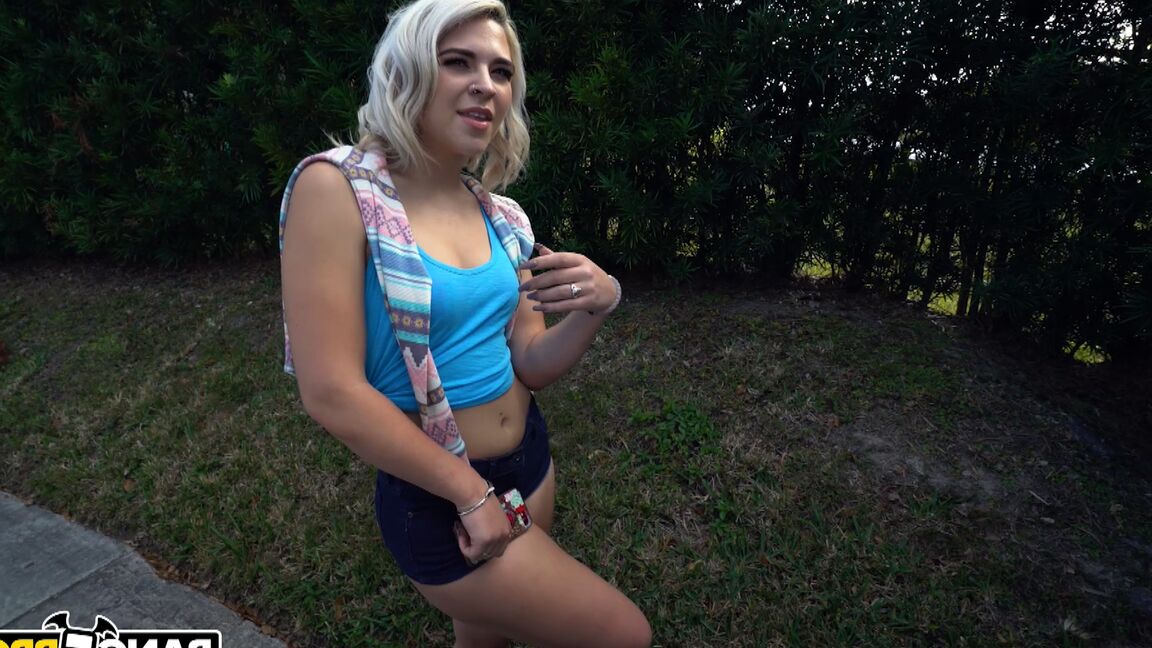 21P ティーン ヒッチハイカー ラリ ラウンドドは車の中で見知らぬ男とハードコア セックスを楽しむ