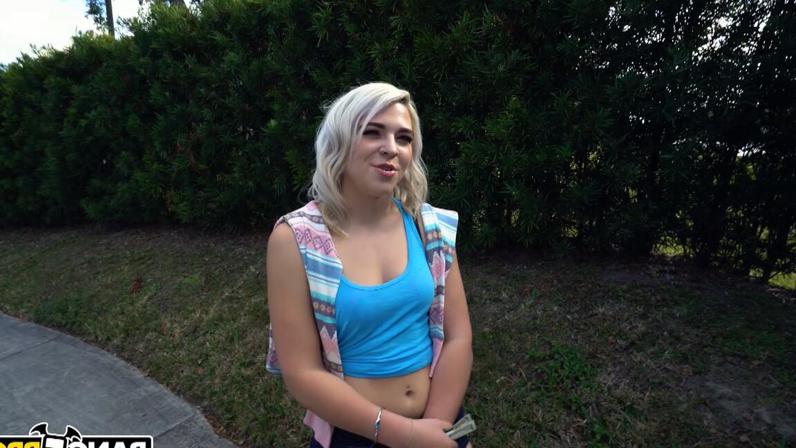 21P ティーン ヒッチハイカー ラリ ラウンドドは車の中で見知らぬ男とハードコア セックスを楽しむ
