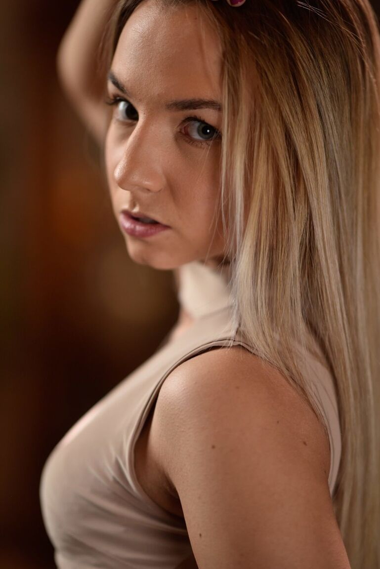 21P Hora adulta Mona Blue, Tiffany Tatum