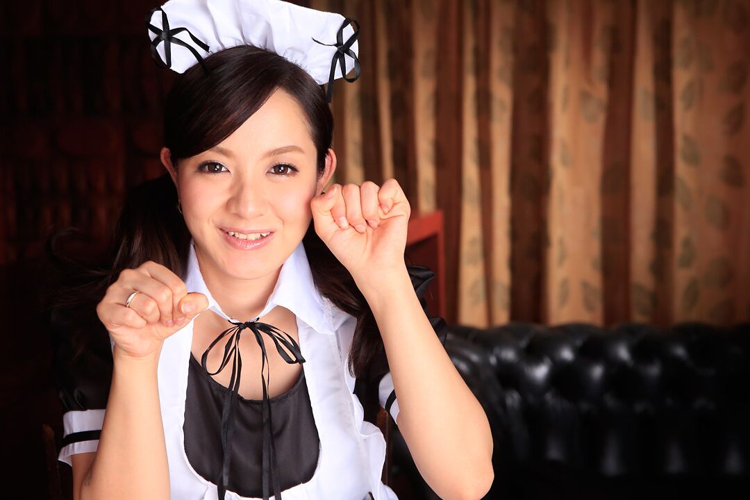 21P A linda empregada japonesa Anna Mihashi deixa sua buceta peluda picada e cremosa