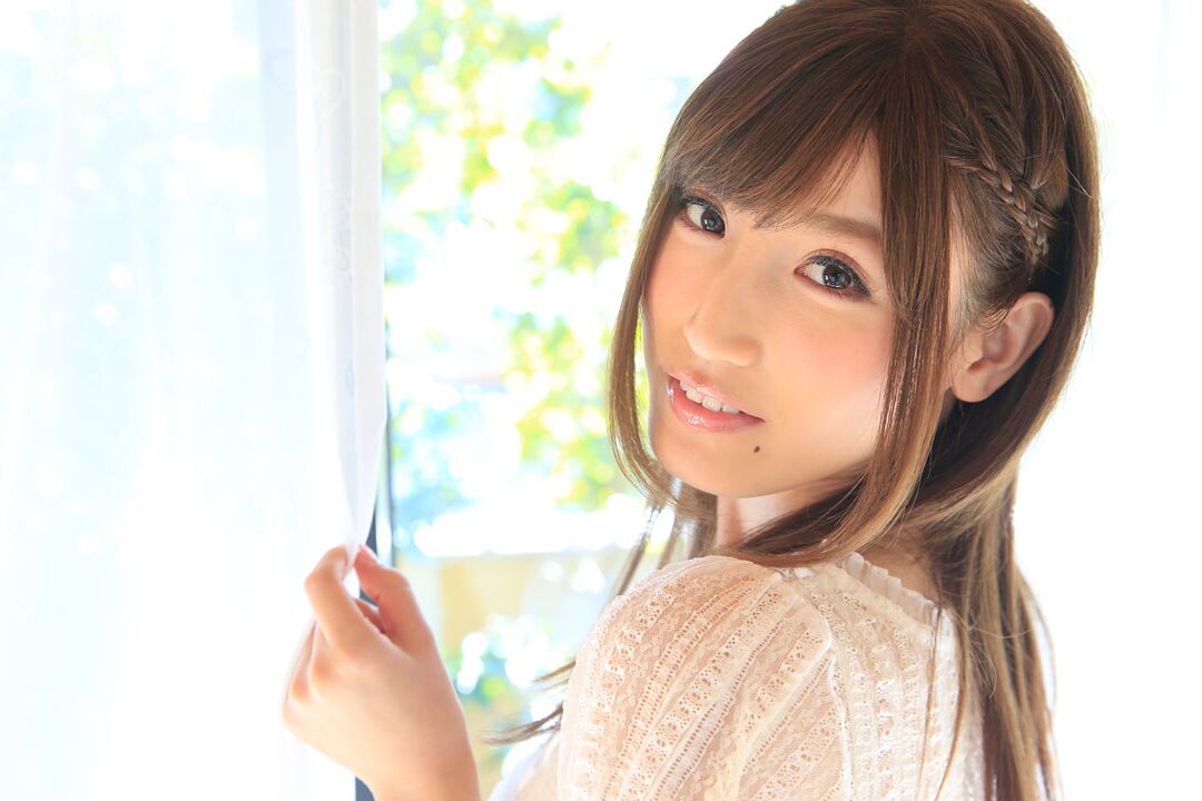 20P La joven asiática Karin Aizawa siente un creampie después de una follada sensual