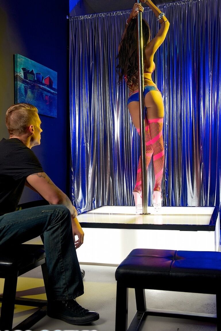 20P Tall stripper Sadie Santana takes dick from her throat to wet vagina