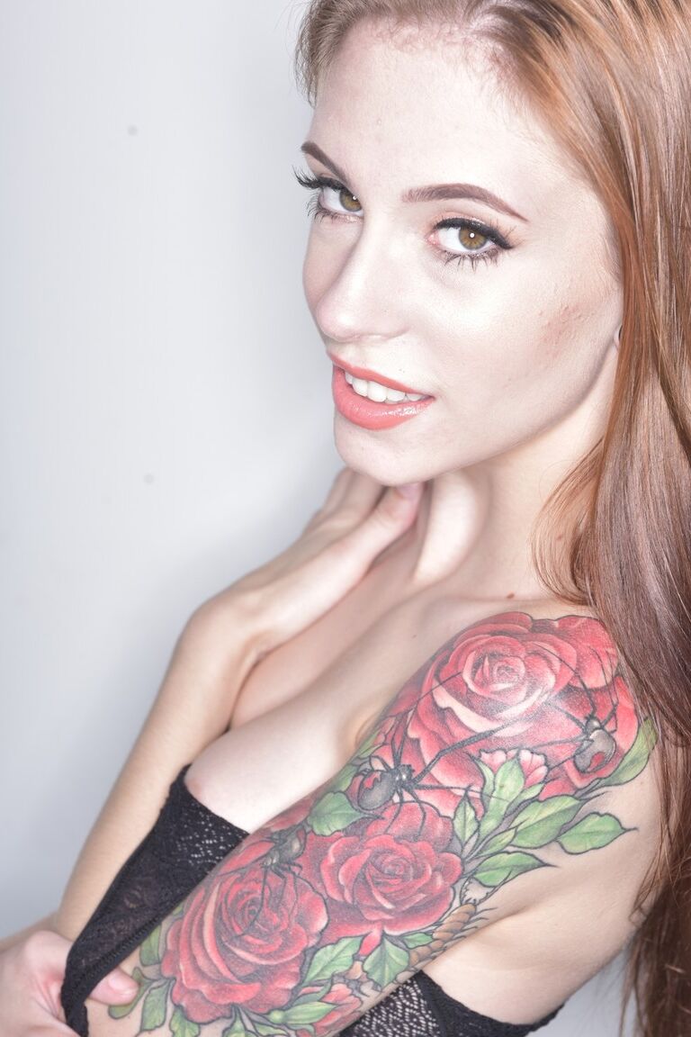 21P La esbelta tatuada Anna De Ville muestra sus tetas calientes y su sabroso coño recortado