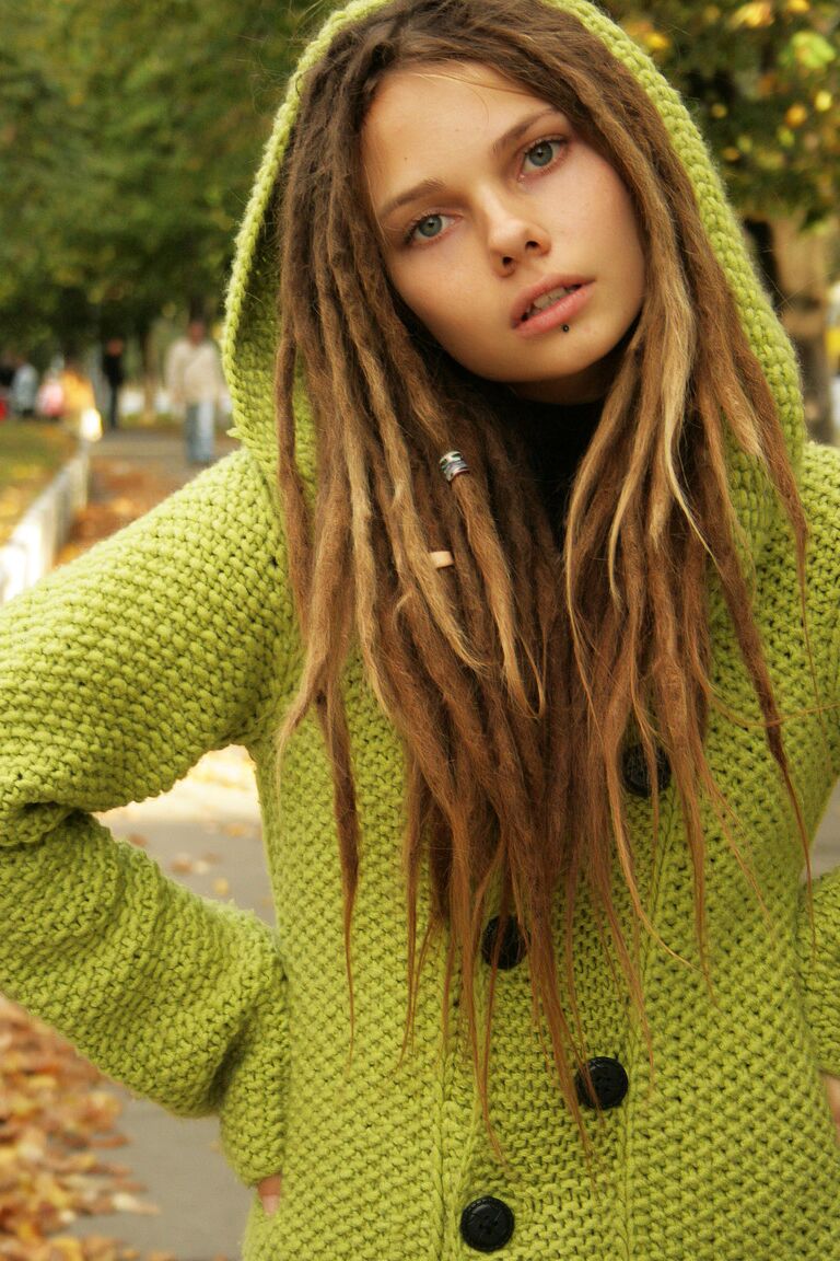 19P Doce adolescente com lindo cabelo trançado Sindi S brincando totalmente vestida ao ar livre
