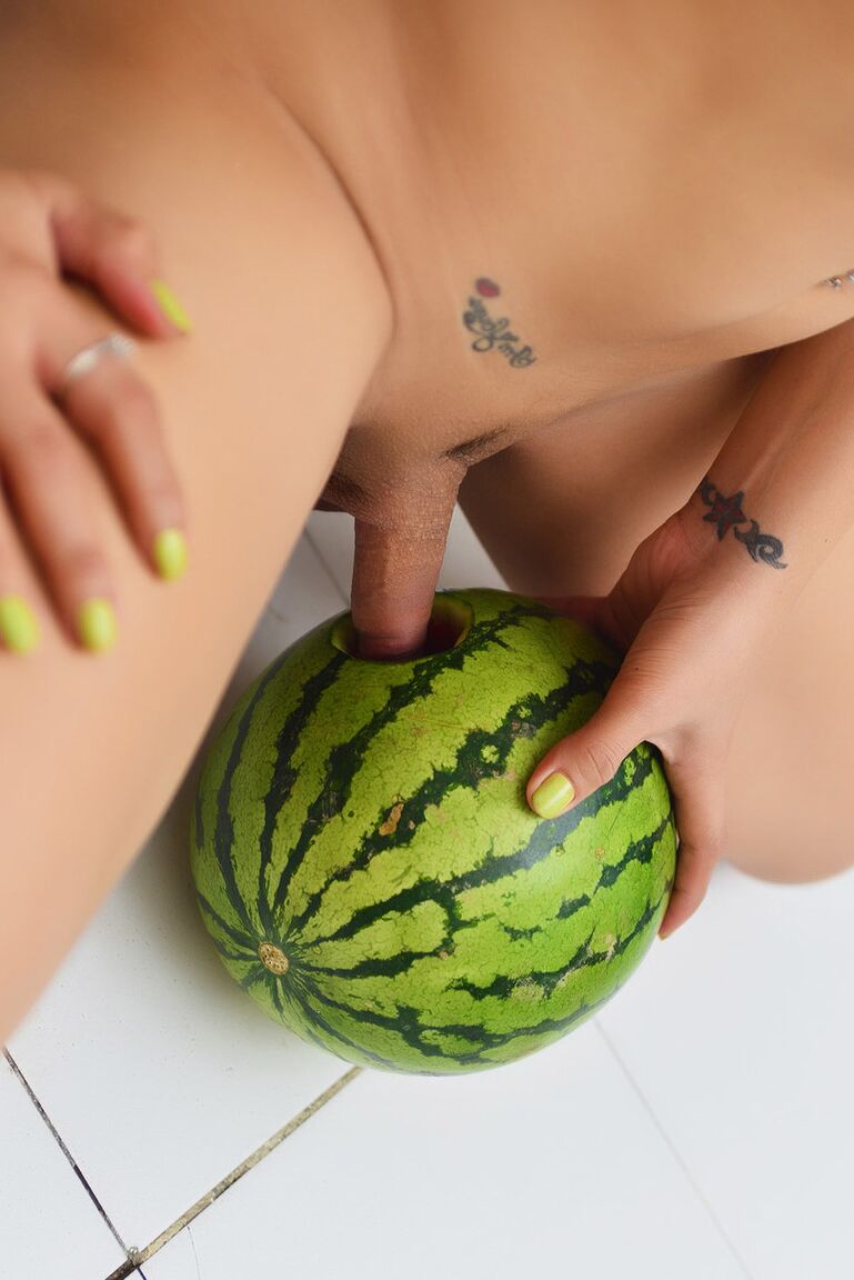 14P Petite transexuelle asiatique aux gros seins baise une pastèque