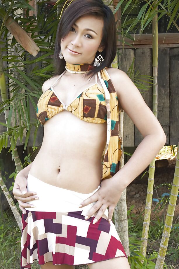 16P La magnifique ladyboy thaïlandaise Gelly et son shecock non coupé posant en solo à l'extérieur