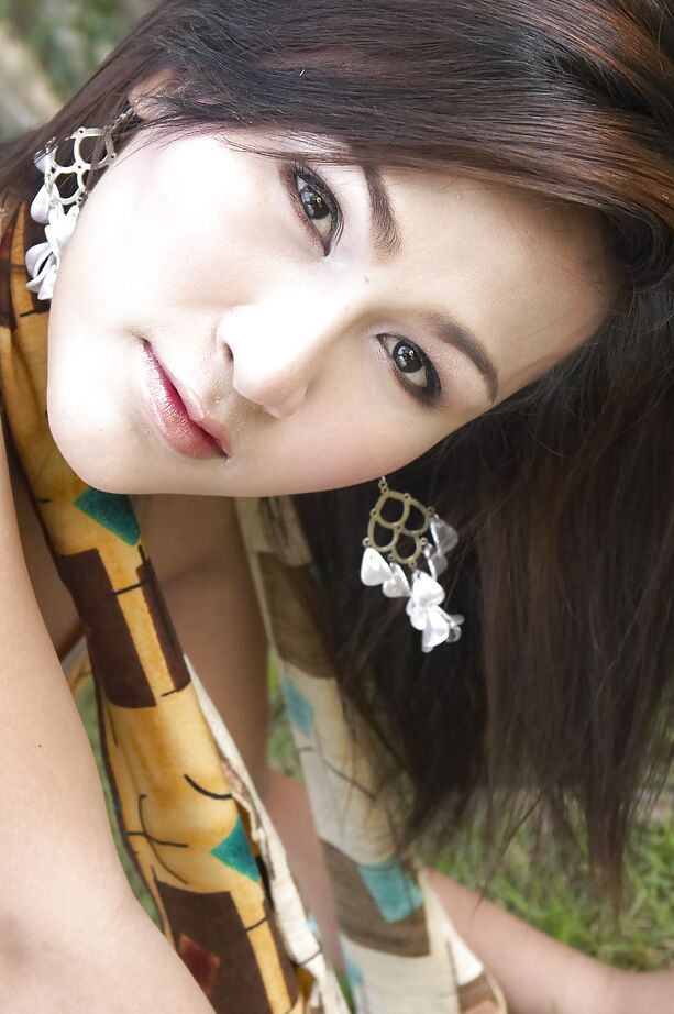 16P La magnifique ladyboy thaïlandaise Gelly et son shecock non coupé posant en solo à l'extérieur