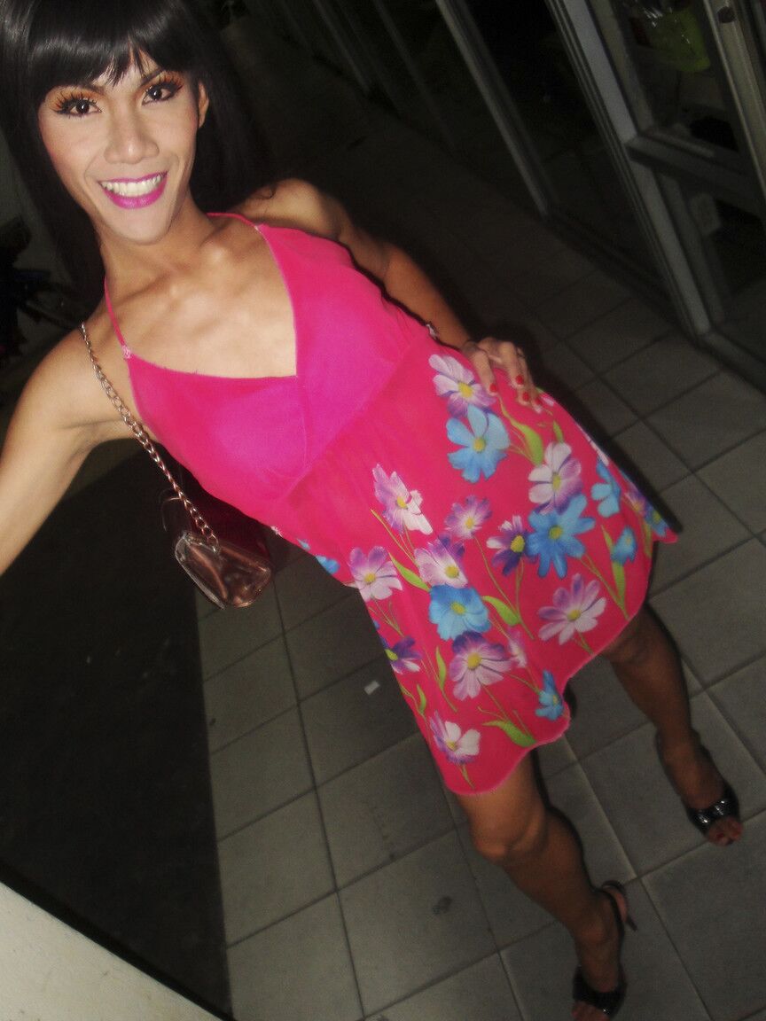 17P La alta transexual amateur Rose se quita la lencería negra