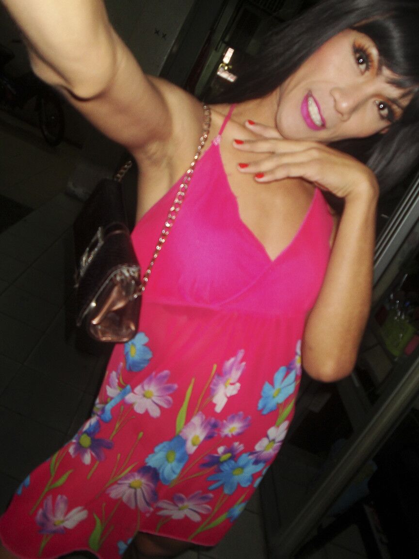 17P La alta transexual amateur Rose se quita la lencería negra