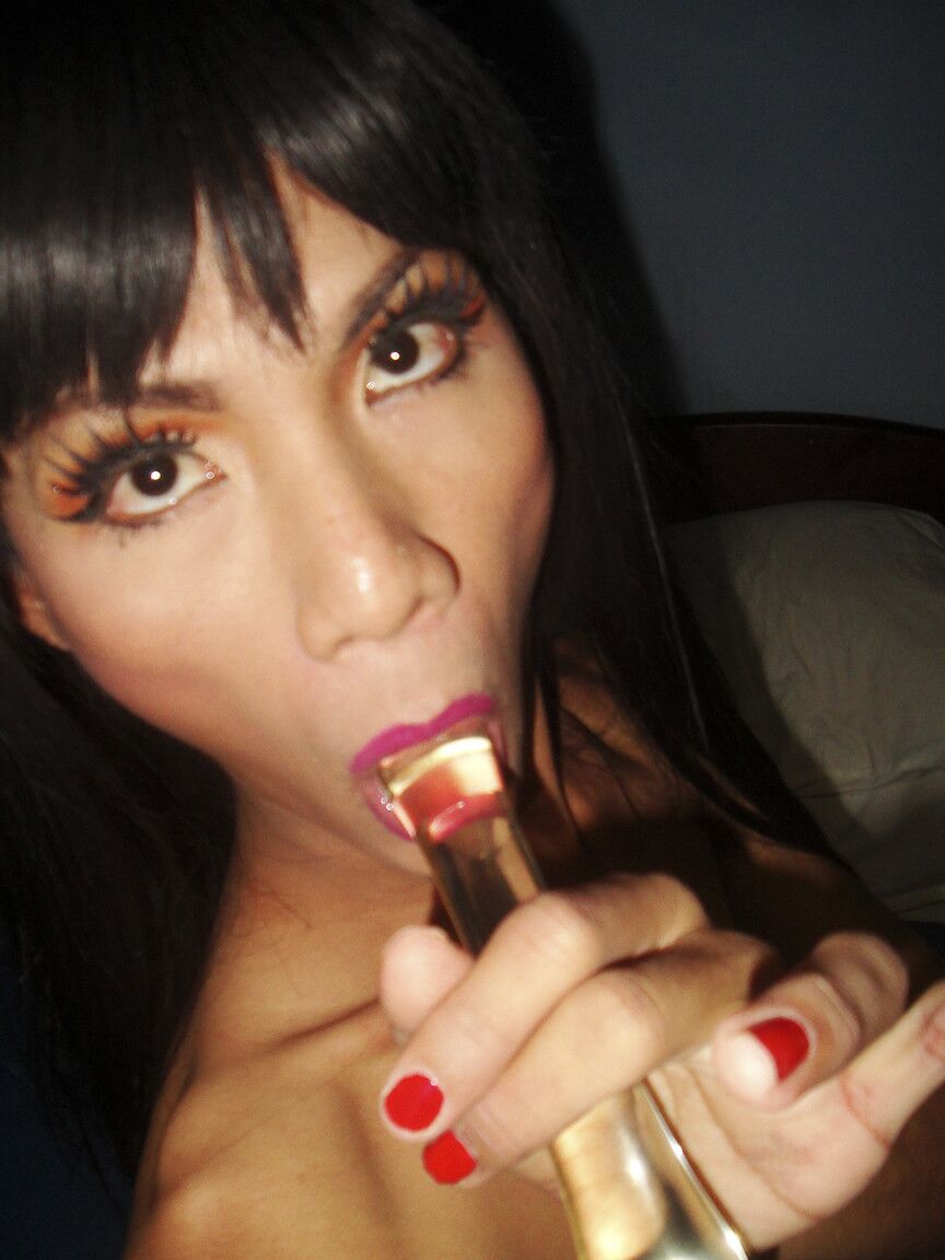 17P La alta transexual amateur Rose se quita la lencería negra