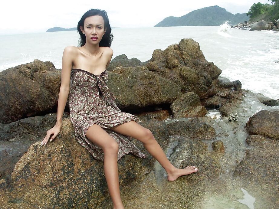 12P Ladyboy tailandesa caliente y tetona bañándose desnuda en la playa de Phuket