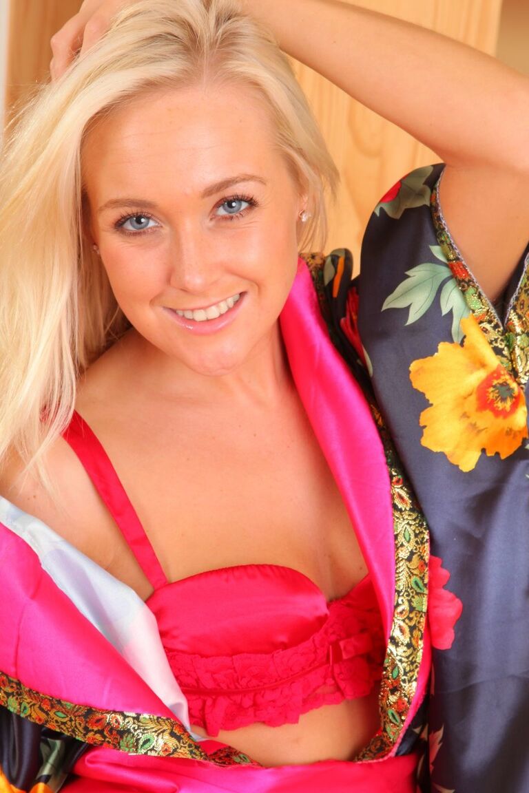 21P Mãe Lucy Anne tira lentamente seu manto florido