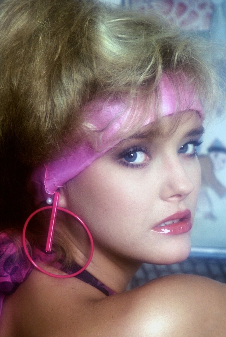 15P A modelo loira vintage Stephanie Page exibe seus peitos suculentos e pelos pubianos