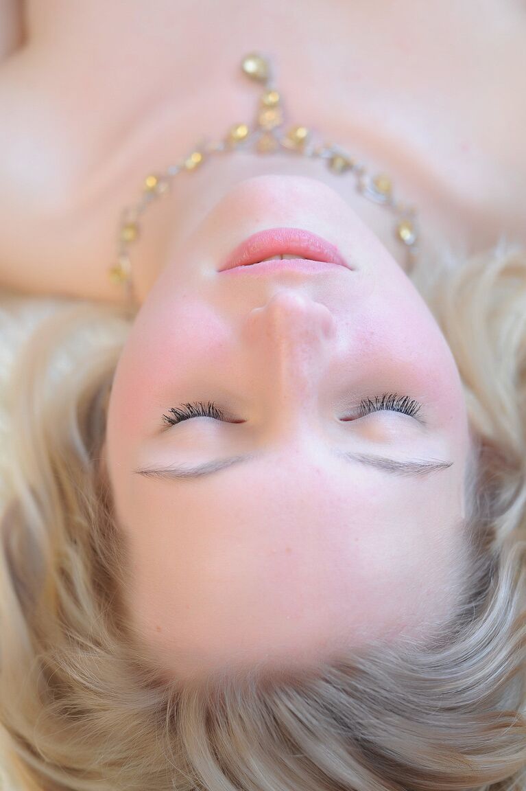 21P Die wunderschöne blonde Teenagerin Eriska A enthüllt ihre kahle Vagina und ihren geilen Arsch
