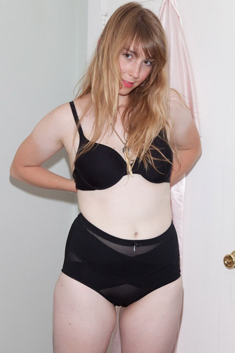 11P A namorada adolescente Tilly Hannon tira a roupa íntima preta e posa sozinha