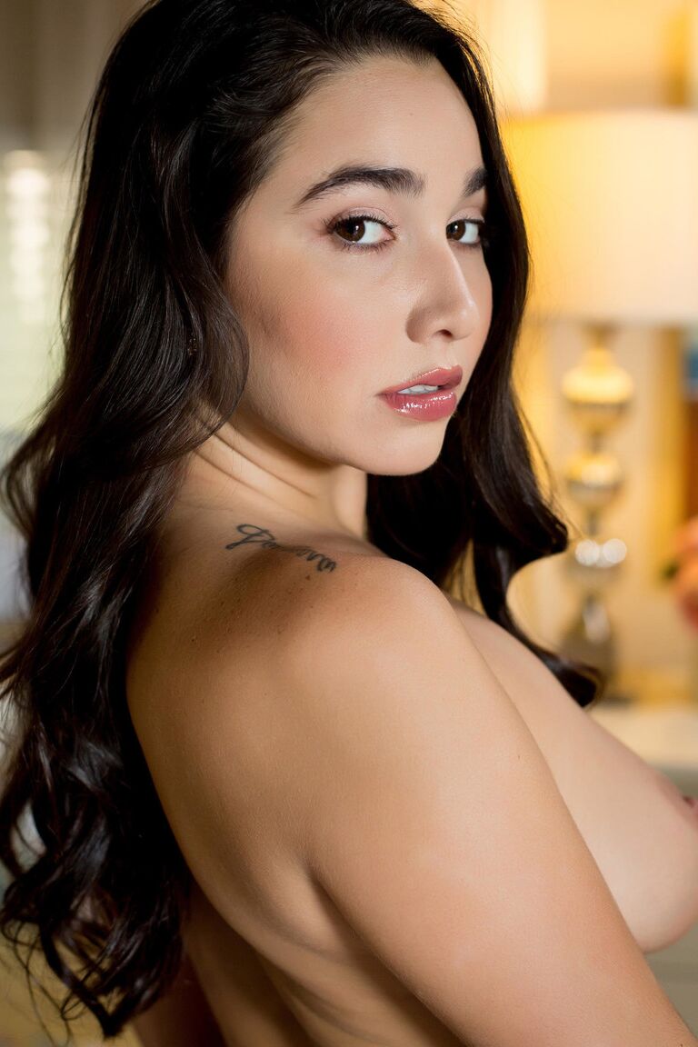 21P Sexy brünette Lesben Casey Calvert