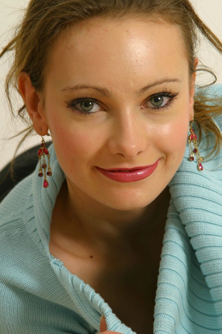 21P La mignonne amateur Stacey O'Connell révèle ses produits naturels et pose en lingerie