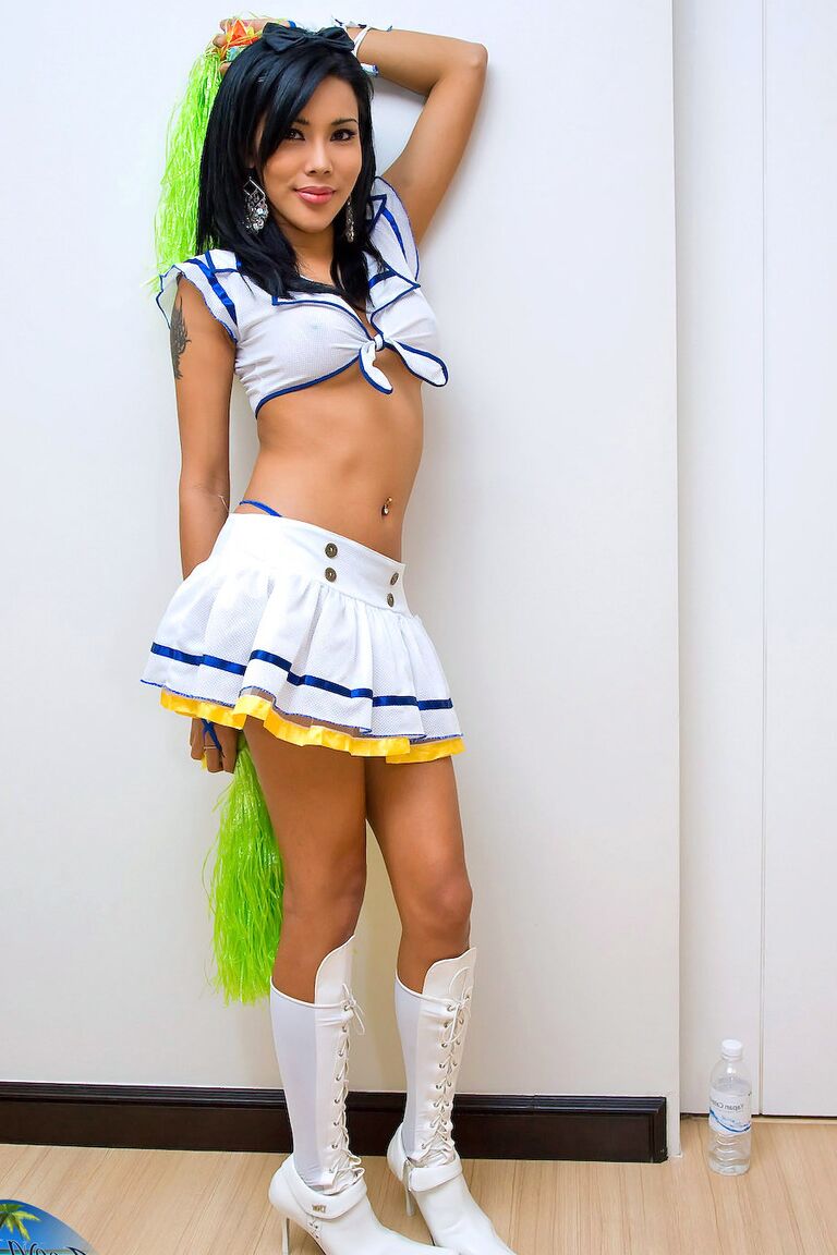 21P Areeya, petite pom-pom girl transexuelle, dévoile ses faux seins