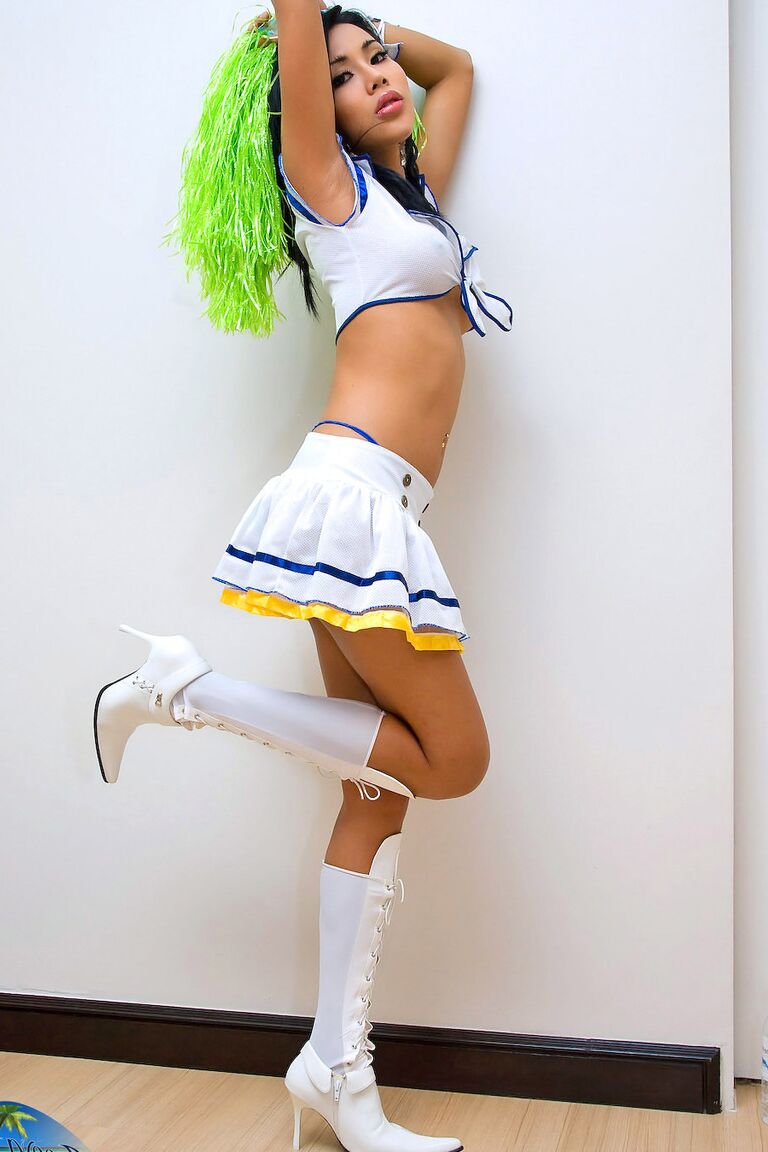 21P Areeya, petite pom-pom girl transexuelle, dévoile ses faux seins
