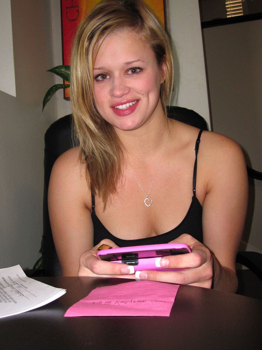 17P Adorável adolescente Heather Starlet posando ao ar livre e expondo seus peitos pequenos