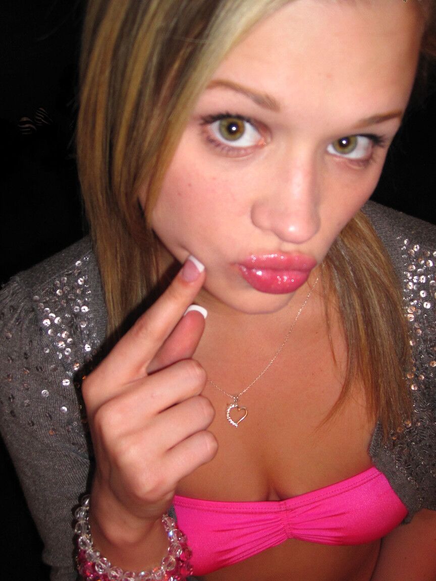 17P Adorável adolescente Heather Starlet posando ao ar livre e expondo seus peitos pequenos