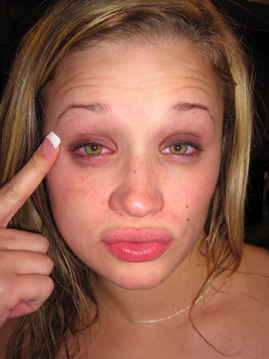 17P Adorável adolescente Heather Starlet posando ao ar livre e expondo seus peitos pequenos