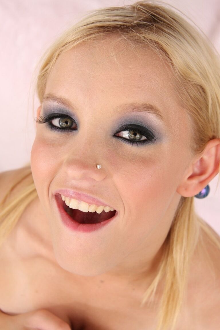21P La petite blonde Missy Mae gobe une bite monstrueuse