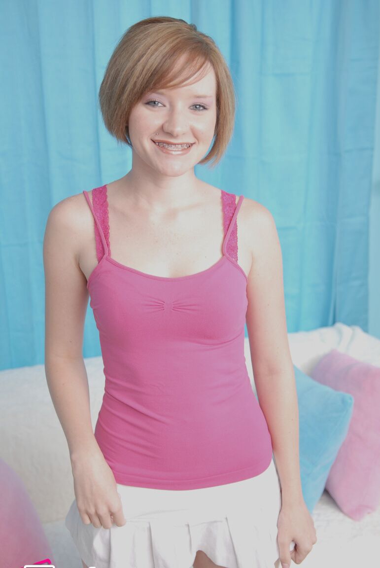 20P Petite fofa com peitos pequenos Faith Daniels mostra seu corpo enquanto se despe