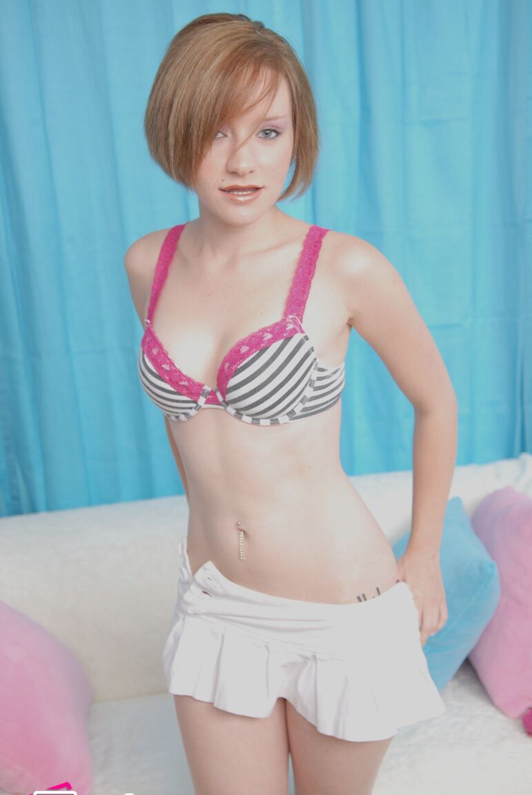 20P Petite fofa com peitos pequenos Faith Daniels mostra seu corpo enquanto se despe