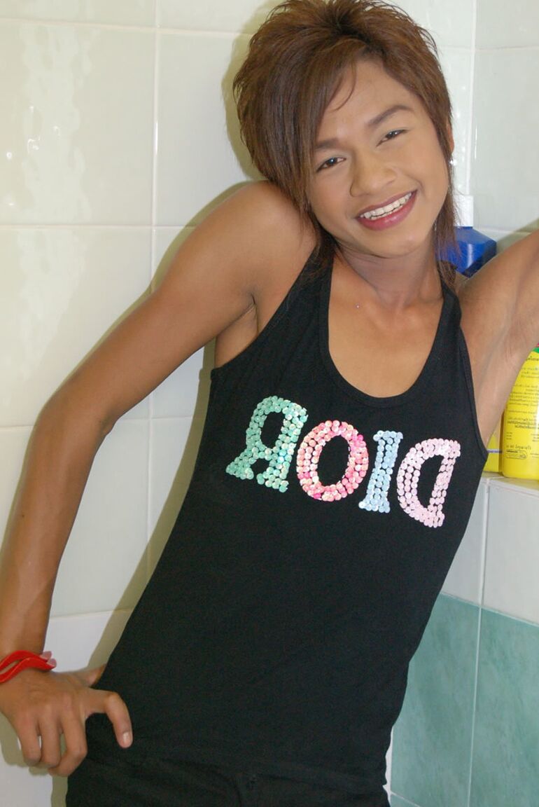 21P Ladyboy asiático revela seu corpo esbelto e puxa seu dong no banheiro