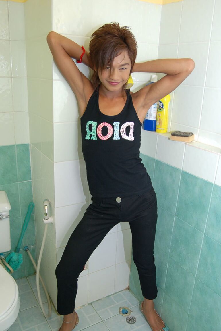 21P Ladyboy asiático revela seu corpo esbelto e puxa seu dong no banheiro