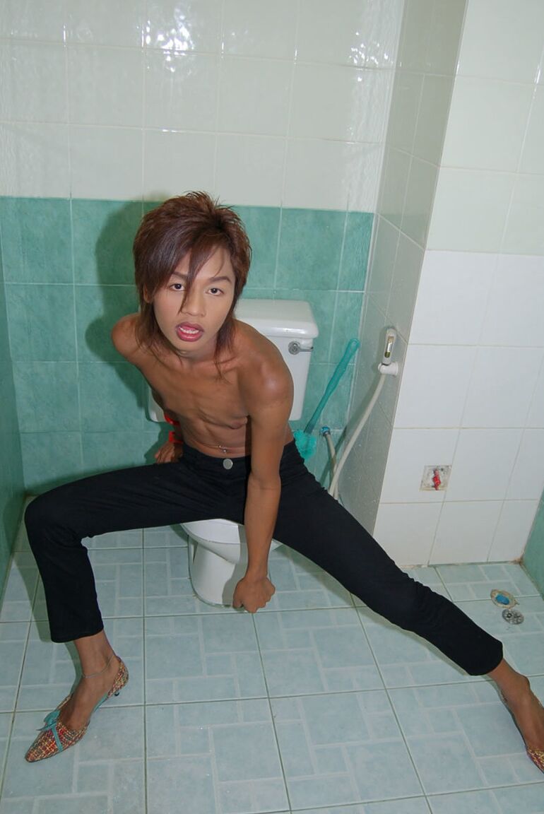 21P Ladyboy asiático revela seu corpo esbelto e puxa seu dong no banheiro