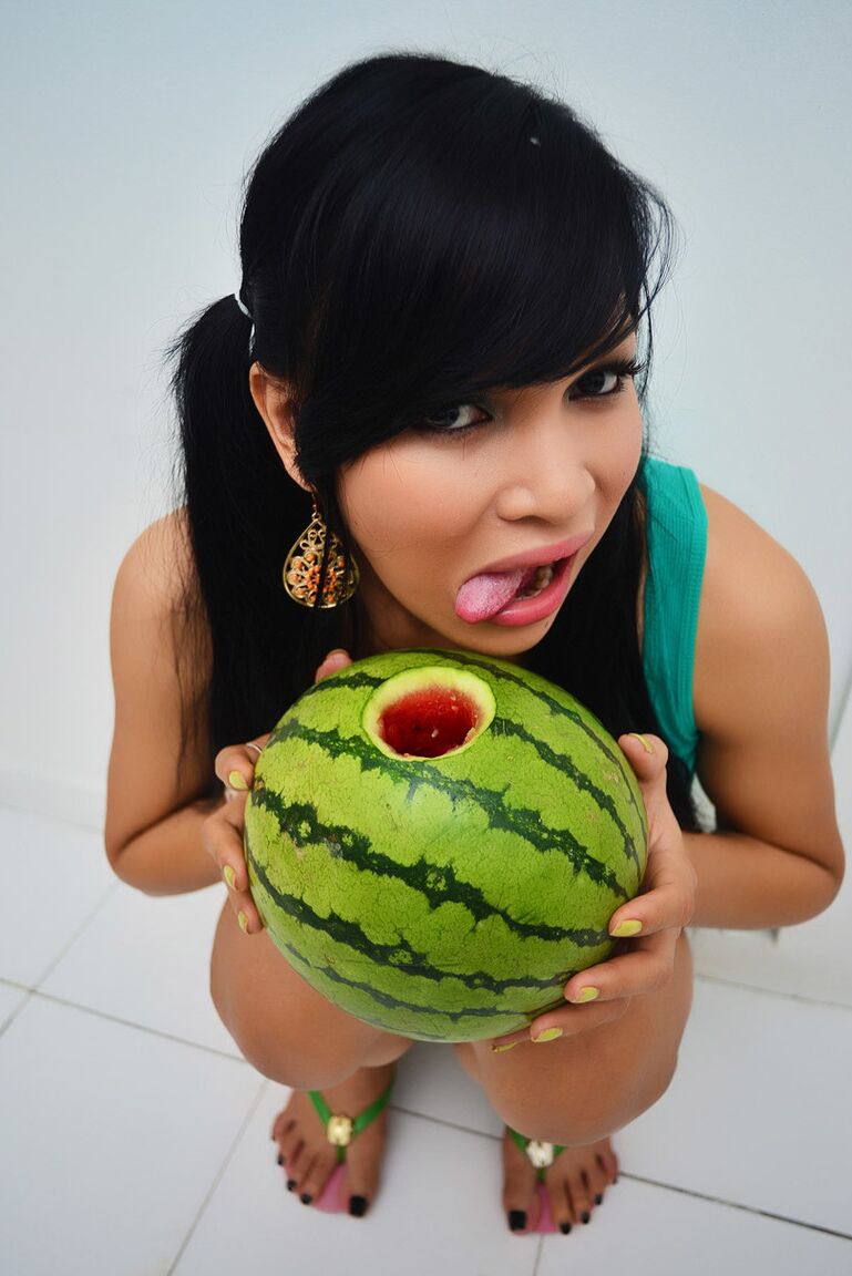 14P Uma pequena travesti asiática com peitos grandes transando com uma melancia