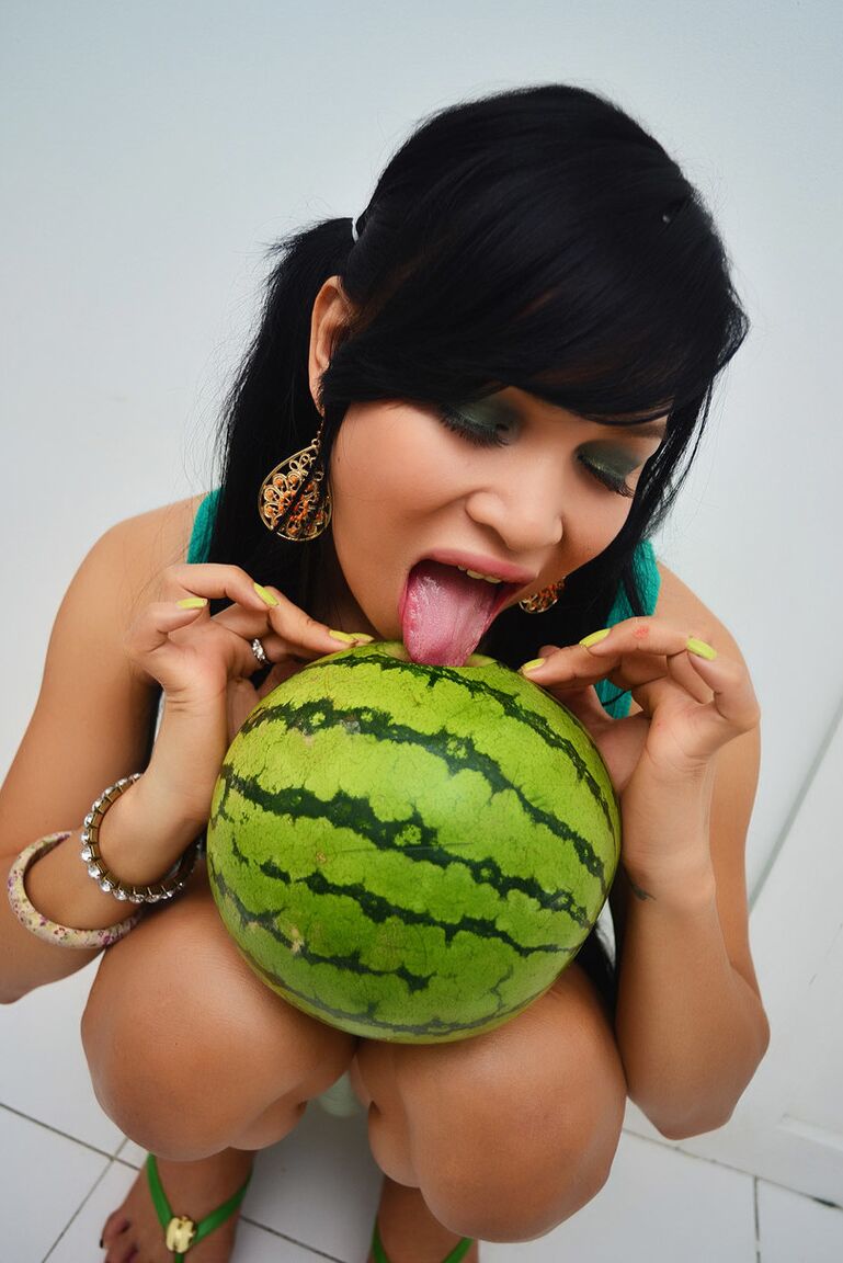 14P Uma pequena travesti asiática com peitos grandes transando com uma melancia