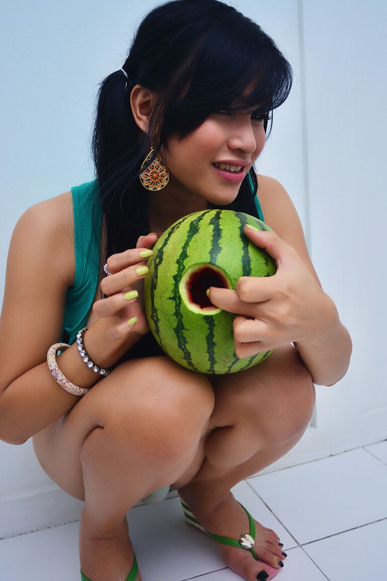 14P Uma pequena travesti asiática com peitos grandes transando com uma melancia