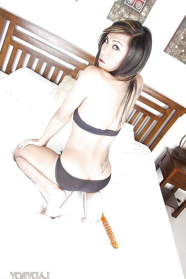 16P Linda travesti tailandesa Somm tirando a roupa e expondo os peitos