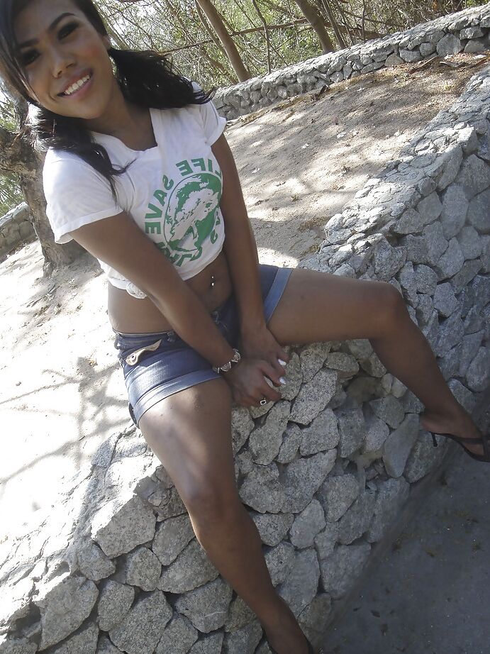 16P Beautiful Asian shemale Net showing of her pretty face and legs