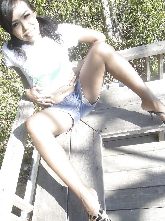 16P Beautiful Asian shemale Net showing of her pretty face and legs