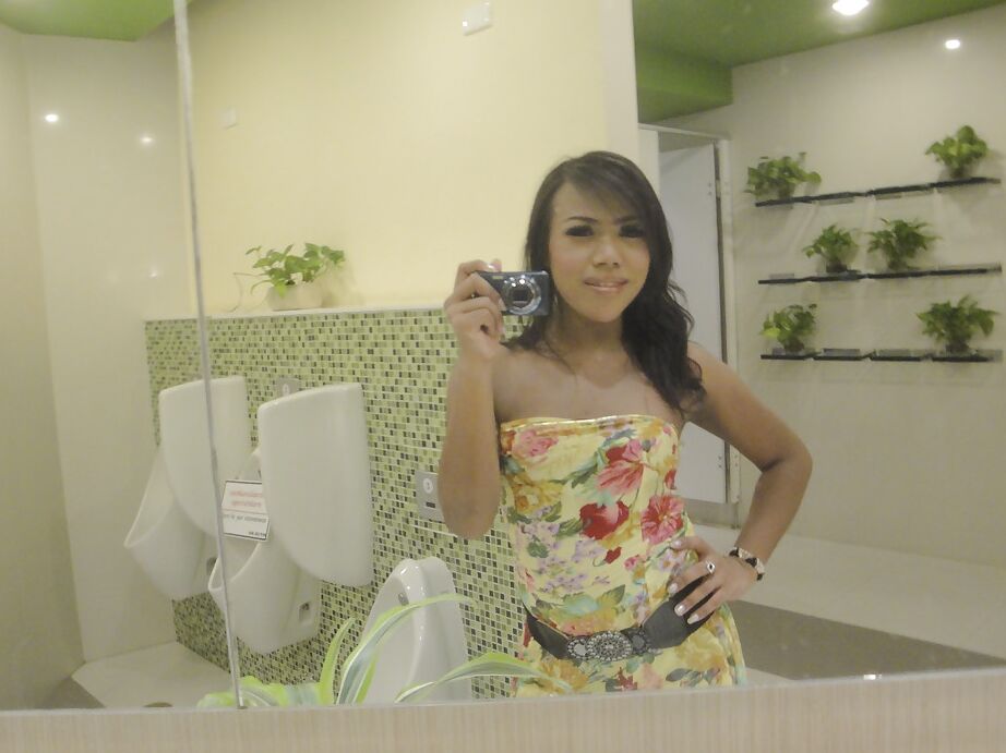 16P Beautiful Asian shemale Net showing of her pretty face and legs
