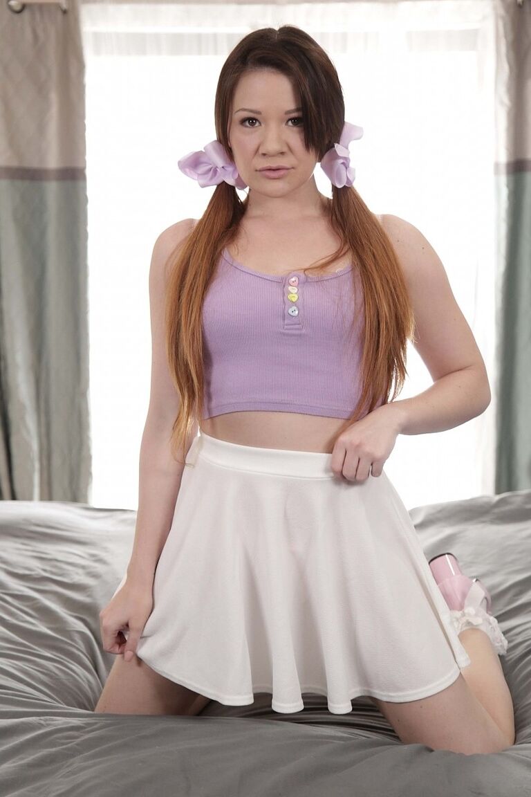 21P Petite adolescente com tranças Alison Rey exibe seu bumbum redondo em calcinha rosa